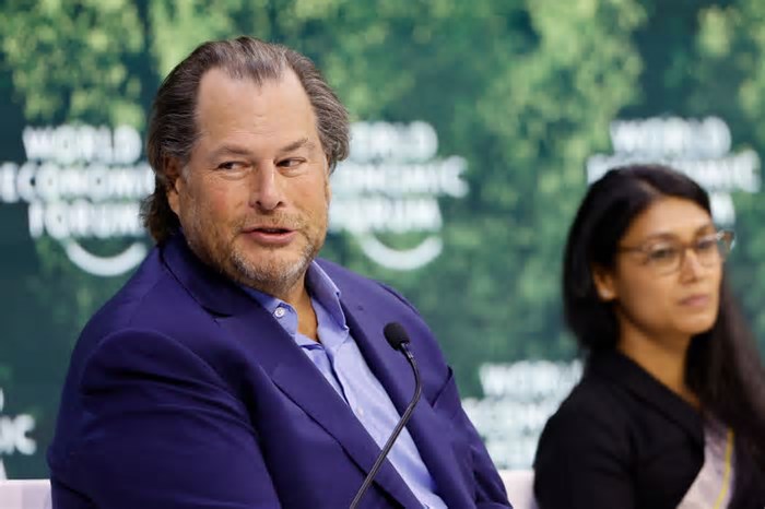 CEO da Salesforce critica investimentos bilionários em IA e questiona estratégia das big techs
