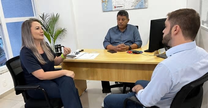 Vereadora busca soluções para multas do estacionamento rotativo e reforça demandas ao Estado