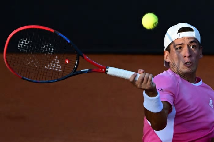 Báez vence Ugo Carabelli e vai lutar pelo bicampeonato do Rio Open