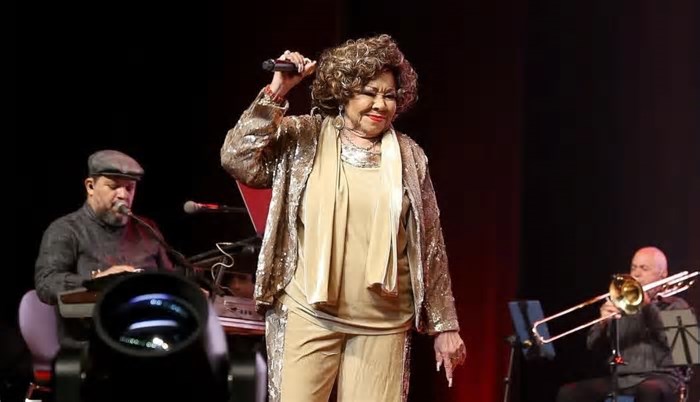 Alcione passa mal e show é interrompido às pressas no Recife