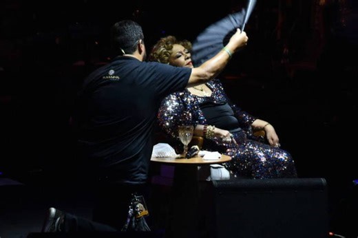 Alcione paralisa show duas vezes e recebe ajuda médica após mal-estar