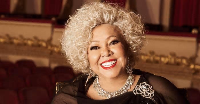 Após calor intenso, Alcione passa mal durante show em Recife e preocupa fãs