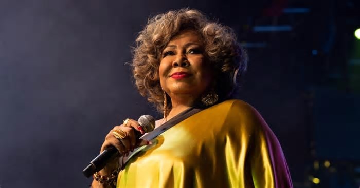 Alcione passa mal e interrompe show no Recife: ‘Alguém me abana aqui, por favor’