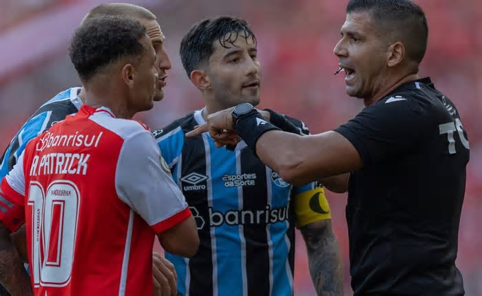 Com gols no segundo tempo, Gre-Nal 444 termina empatado