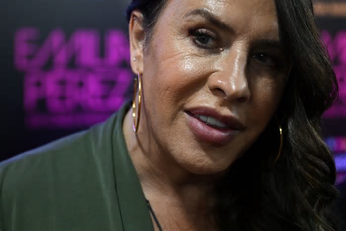 Karla Sofía Gascón, de 'Emilia Pérez', estará na cerimônia do Oscar mesmo depois de postagens racistas, diz revista