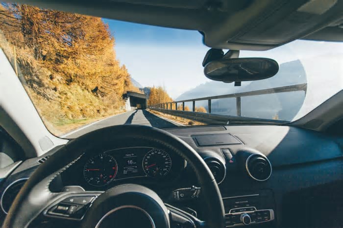 Rivoluzione auto: questa tecnologia potrebbe far sparire le alette parasole per sempre