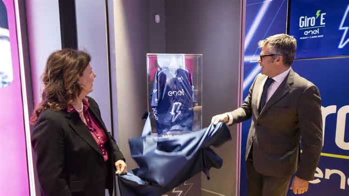Giro-E Enel 2025, svelata la maglia blu leader: «Tecnologia e «sostenibilità»