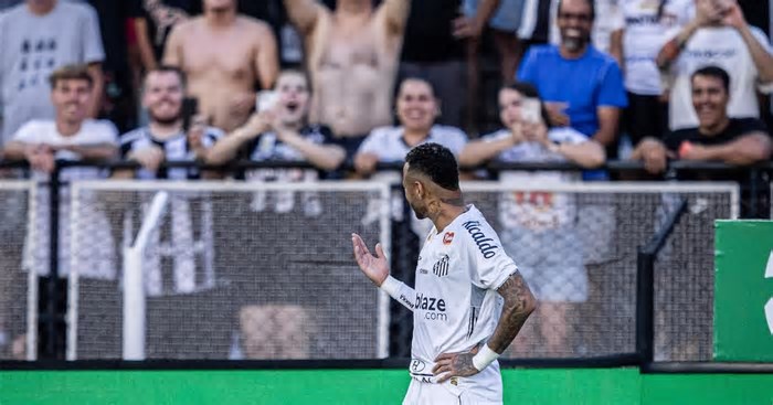 Neymar e Lucas reiteram pedido pelo fim dos gramados sintéticos no Brasil: ‘Não pode ser opção’