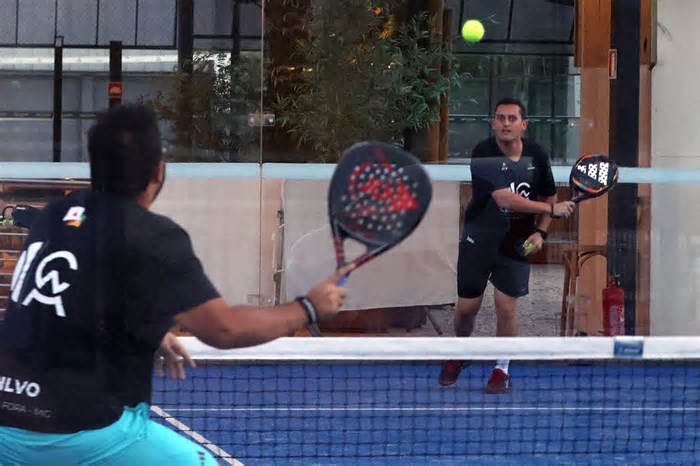 Esporte popular na Argentina, padel tem aulas em Juiz de Fora
