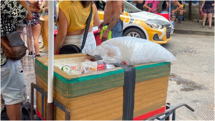Cerveja, Xeque Mate e mais: veja valor médio das bebidas vendidas por ambulantes no Carnaval de BH