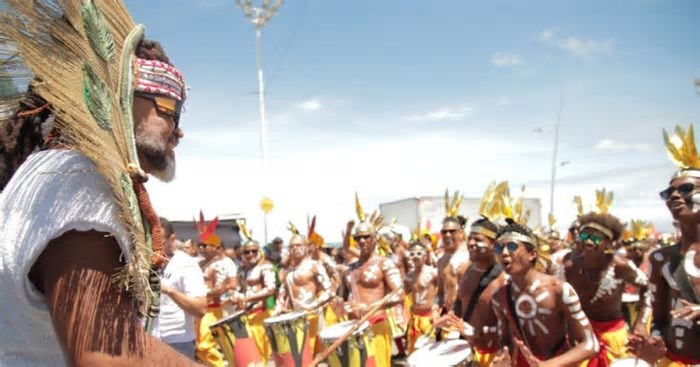 Carlinhos Brown celebra 30 anos de história com Arrastão da quarta-feira de cinzas no Carnaval de Salvador