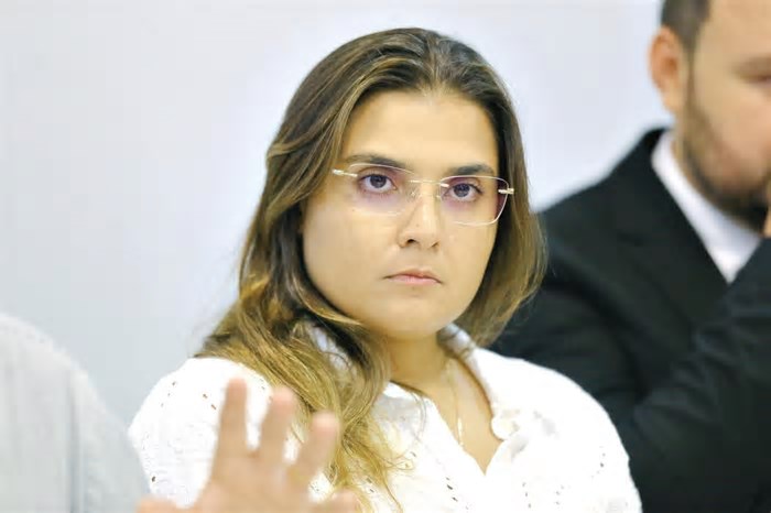 Legislatura começa à espera de eleição antecipada e de projetos do Paço