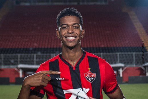 Vitória oficializa contratação de Carlinhos, do Flamengo