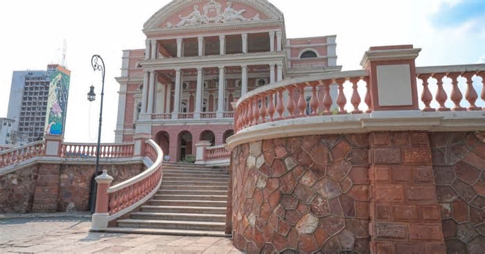 Teatro Amazonas reabre para visitação turística e inicia temporada 2025