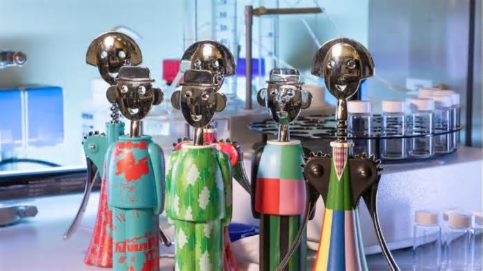 Gli iconici cavatappi Alessi diventano ecosostenibili: il nuovo materiale biodegradabile creato all'Istituto Italiano di Tecnologia