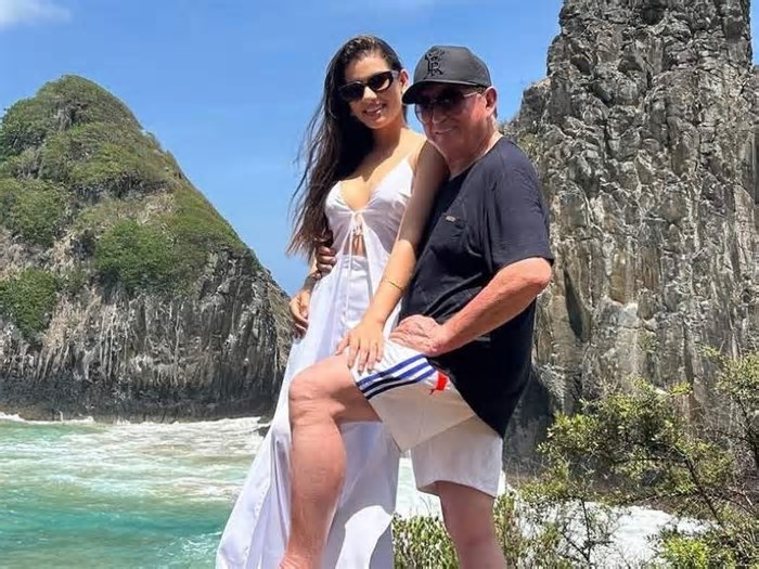 Amado Batista marca data de casamento com namorada 50 anos mais jovem