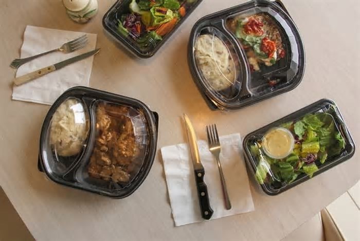 Comer em embalagens plásticas para viagem pode aumentar risco de insuficiência cardíaca, diz estudo
