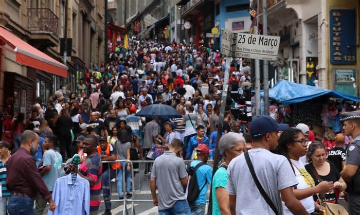 Setor de comércio e serviços de SP criou 357 mil empregos em 2024