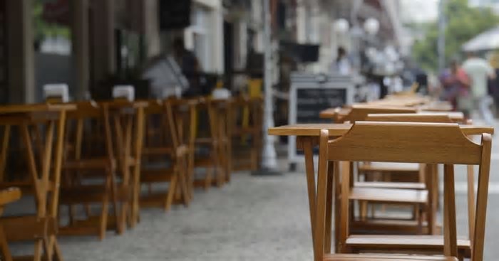Bares e restaurantes fora dos circuitos de carnaval em SP podem aumentar lucro em 25%, diz estudo