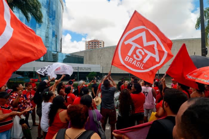 Integrantes do MTST e do Cozinha Solidária protestam na Assembleia por menores custos na produção de alimentos