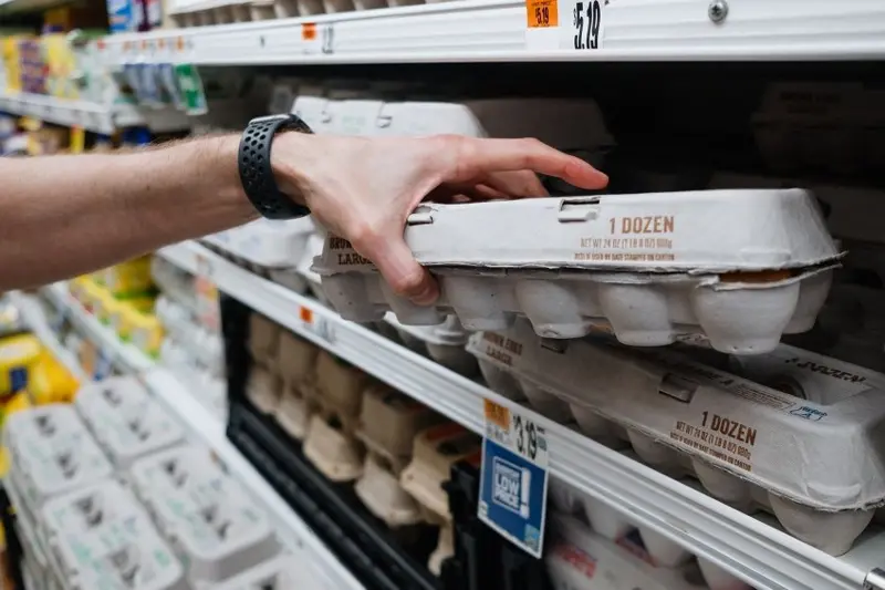 Por que o preço dos ovos nos EUA disparou e até os supermercados estão racionando suas compras