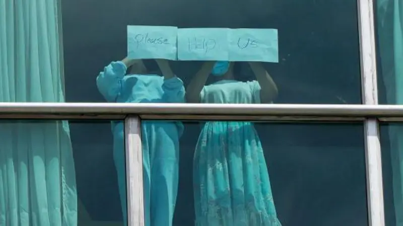 Os imigrantes deportados pelos EUA que ficam isolados em hotel no Panamá e pedem ajuda pelas janelas
