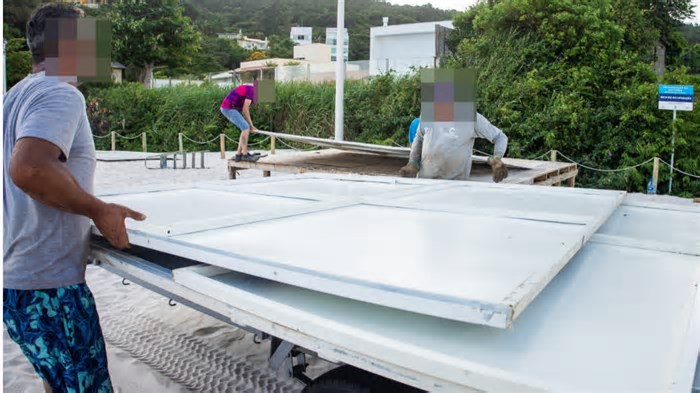 Saiba quais praias de Florianópolis tiveram quiosques removidos por inadimplência