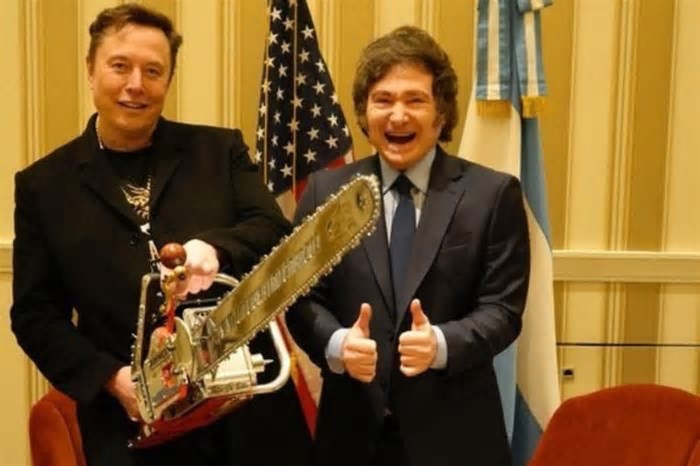Vídeo: nos EUA, Milei presenteia Musk com “motosserra da democracia”