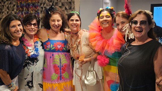 Anginha Buaiz celebra aniversário em ritmo de Carnaval em Vitória