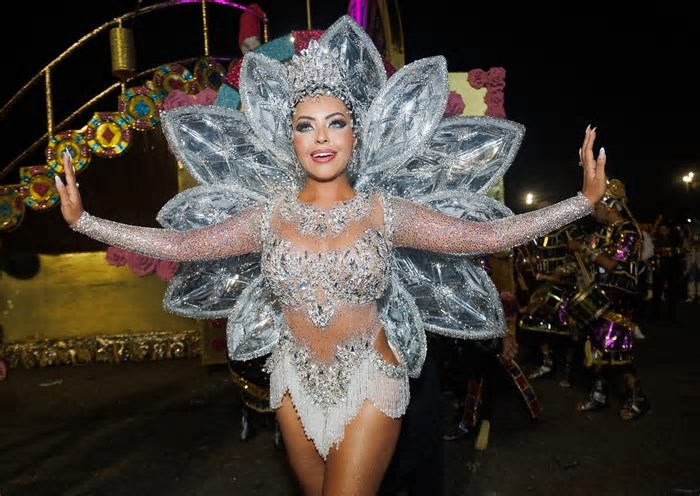 Ana Beatriz Godoi, rainha de bateria da Rosas de Ouro, comemora título do Carnaval 2025 de SP: