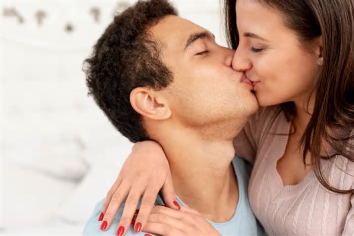 Doenças transmitidas pelo beijo: conheça os riscos e como se prevenir