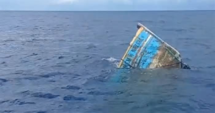Barco que naufragou com três pescadores em Porto Seguro é rebocado