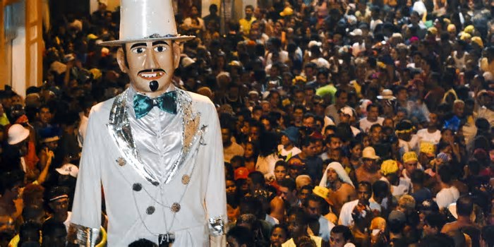 Frevo e axé agitam foliões nesta tarde no carnaval do Nordeste