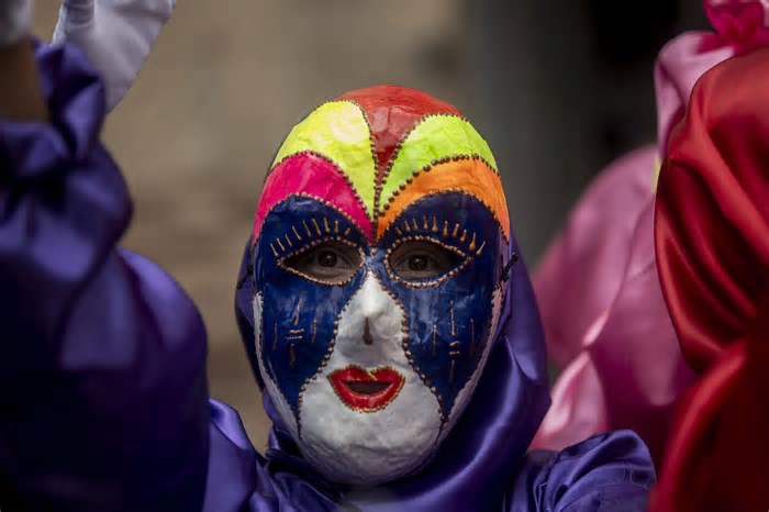 Cidade de Bezerros brinca de esconder o rosto no maior Carnaval do interior de PE