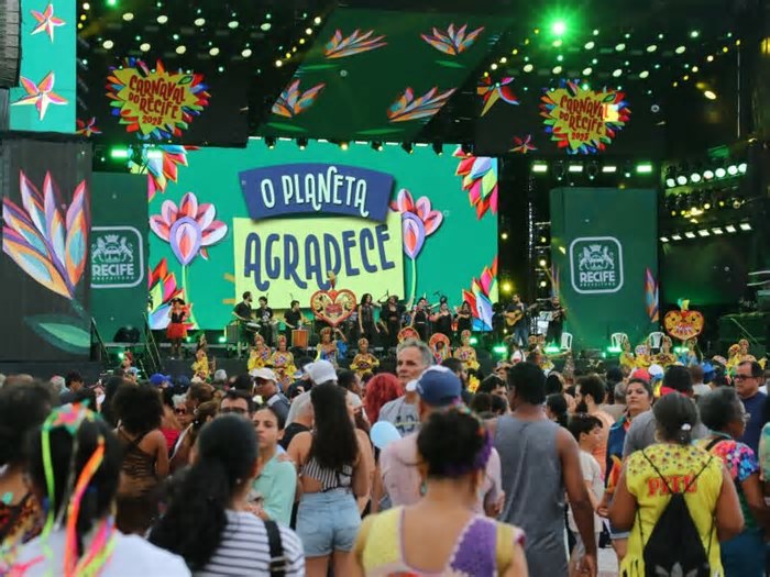Carnaval 2025: público lota centro do Recife para reverenciar encontro de blocos líricos