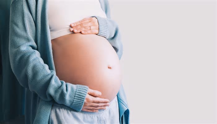 Bebê diagnosticada com AME é tratada ainda no útero e nasce saudável, sem sinais da doença motora rara; entenda