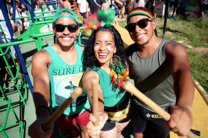 Na bateria de pelo menos 11 blocos de Carnaval, família aproveita folia em conjunto
