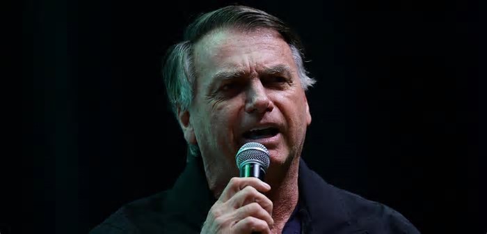 Bolsonaro lança capacetes de grafeno e reforça negócios após incentivo estatal ao setor