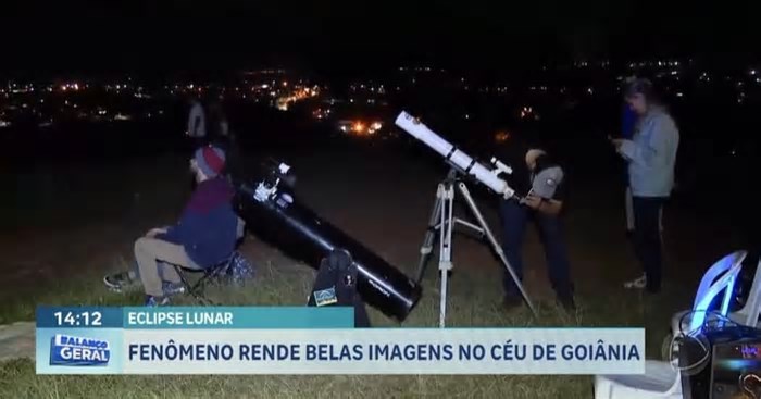 Goianos se juntam para assistir o eclipse lunar no Morro do Além, em Goiânia