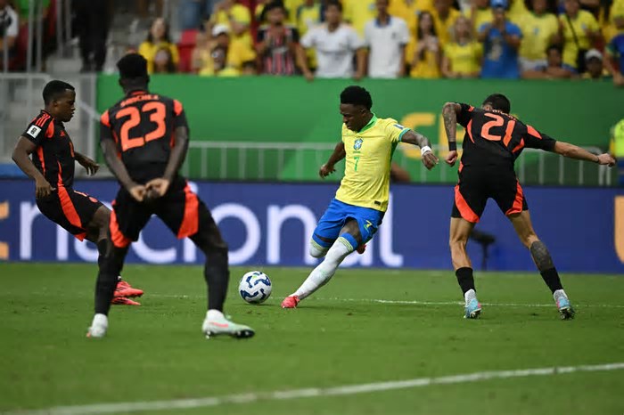 Vini Jr. marca no fim e Brasil supera a Colômbia pelas Eliminatórias da Copa