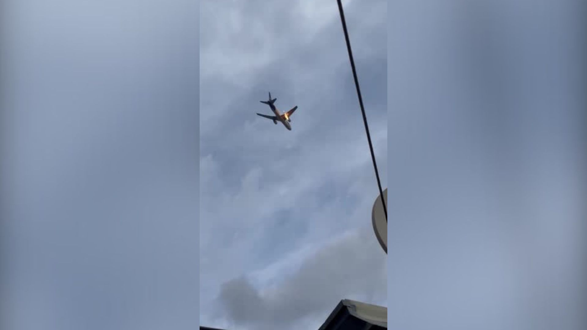 Vídeo: avião da FedEx é atingido por pássaros e motor pega fogo