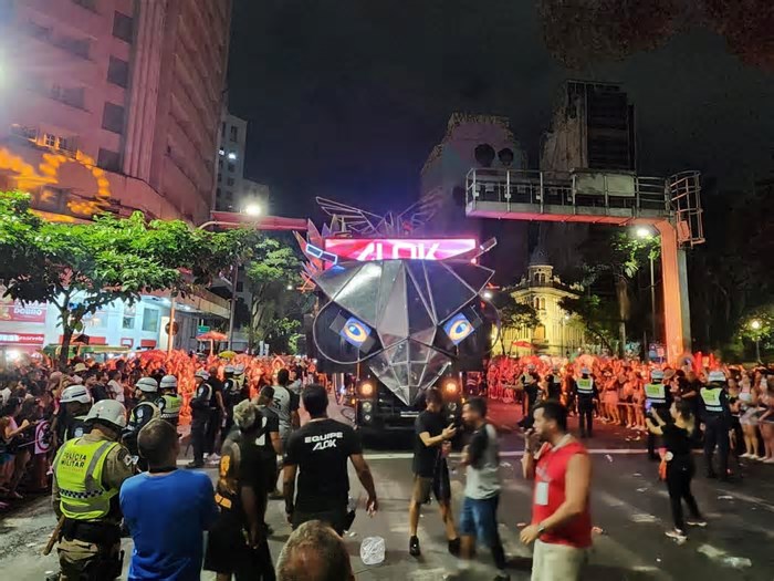 Trio de Alok fica ‘entalado’ em placa na av. Afonso Pena, mas consegue sair antes de encerrar o show
