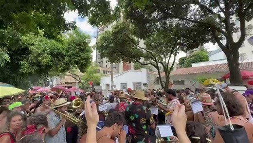 Celebrando 16 anos no Carnaval de BH, bloco do Peixoto desfila pelas ruas do Santa Efigênia