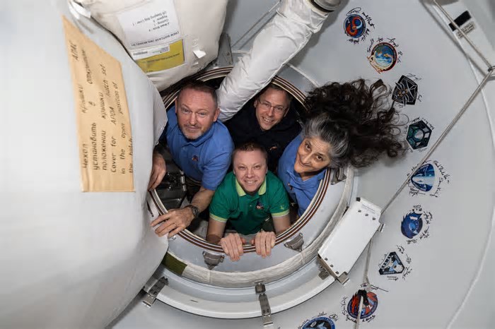 Astronautas cuja missão de 8 dias virou de 9 meses ficam mais perto de voltar à Terra