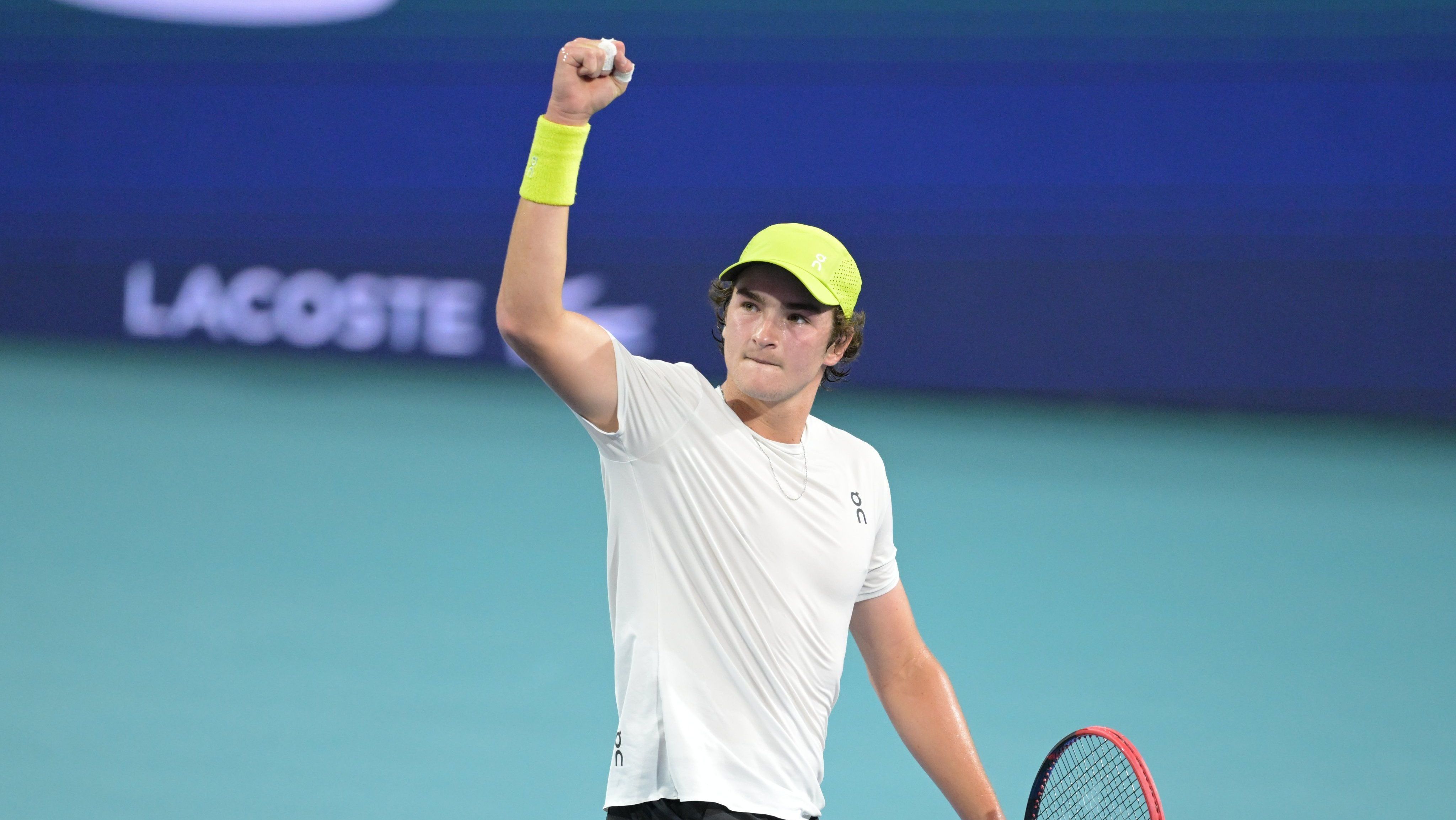 João Fonseca passa mal, se recupera, vence Tien e avança à 2ª fase do Miami Open