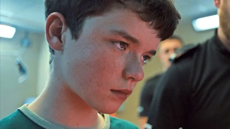Por que 'Adolescência' da Netflix é aclamada como 'coisa mais próxima da perfeição na TV em décadas'