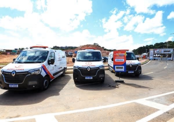 Jerônimo visita feira de saúde em Cajazeiras e entrega ambulâncias para unidades da região