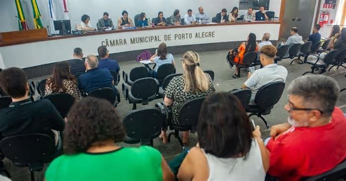 Reunião na Câmara de Vereadores de Porto Alegre debate transparência e gestão de recursos após enchente