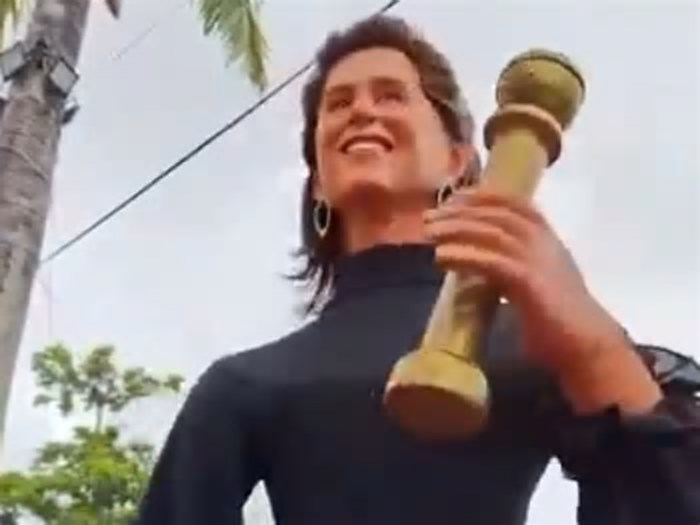 Carnaval 2025: Fernanda Torres vira boneco gigante em Olinda com estatueta na mão
