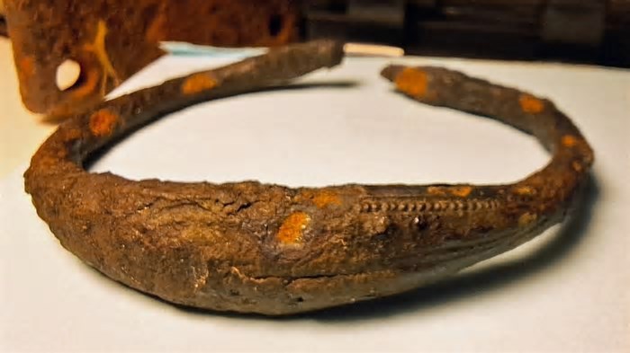 Bracelete viking e colar de ouro de 2 mil anos são descobertos na Suécia